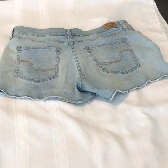 Signature Levi Strauss gold mid-rise shorts size 10-W 30 stretch material used - Picture 2 of 6